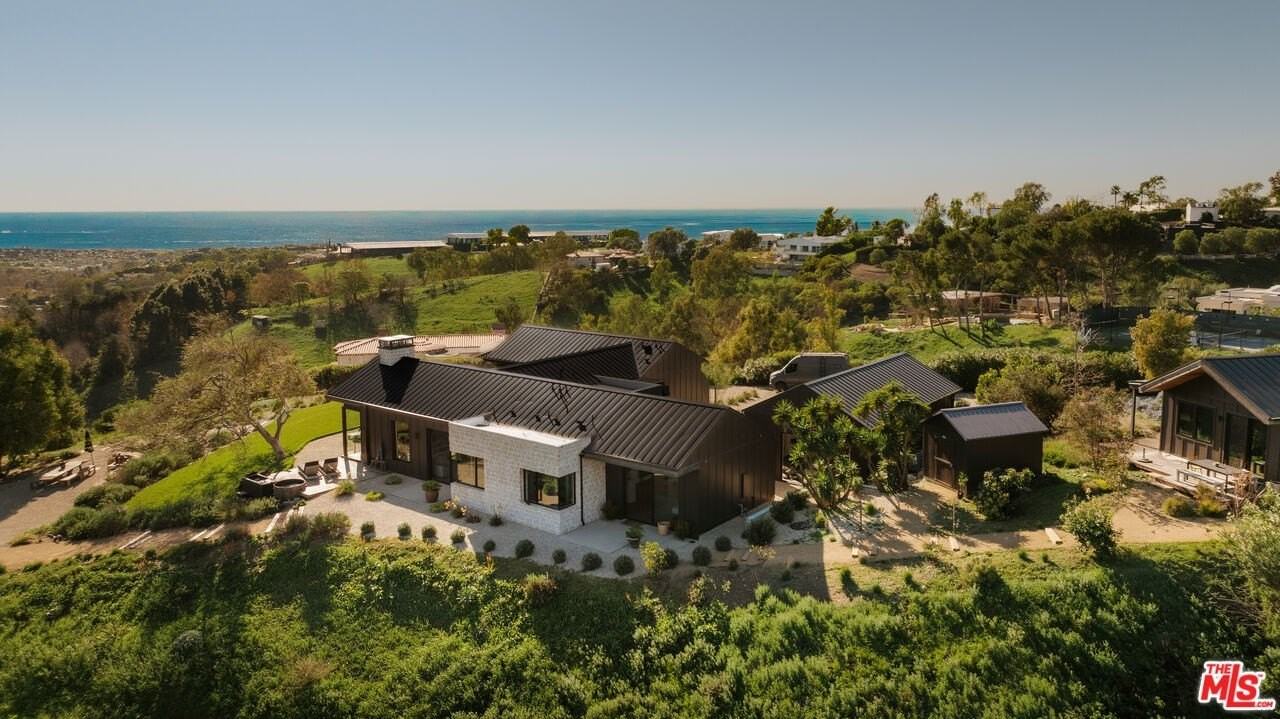 5792 Calpine Dr - Photo 3 of 39