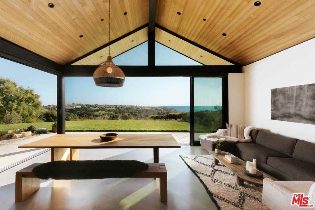 5792 Calpine Dr - Photo 4 of 39