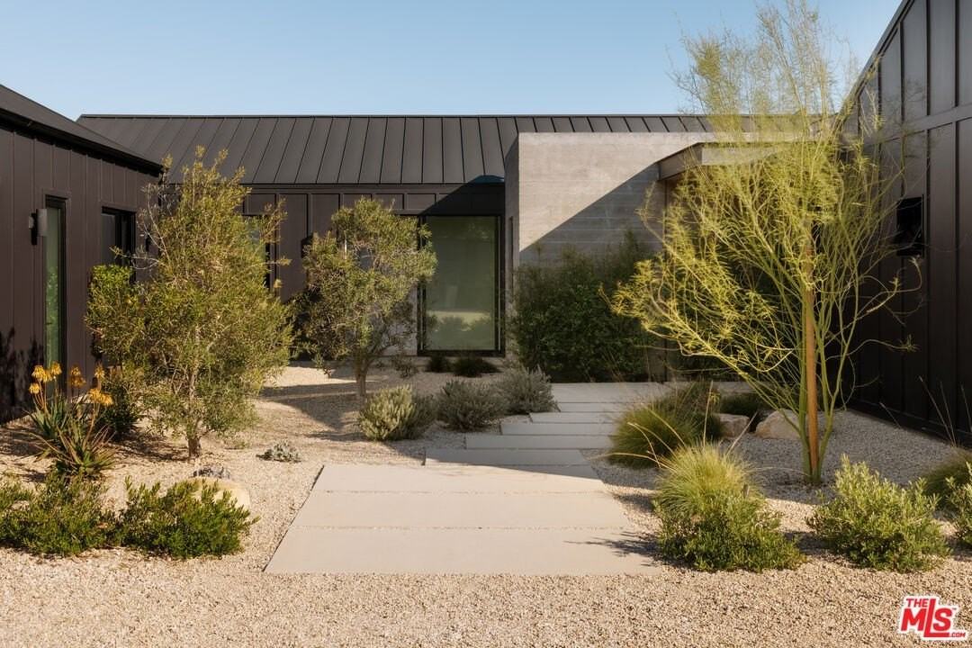 5792 Calpine Dr - Photo 6 of 39