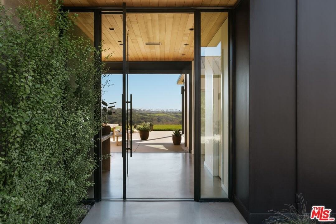 5792 Calpine Dr - Photo 7 of 39