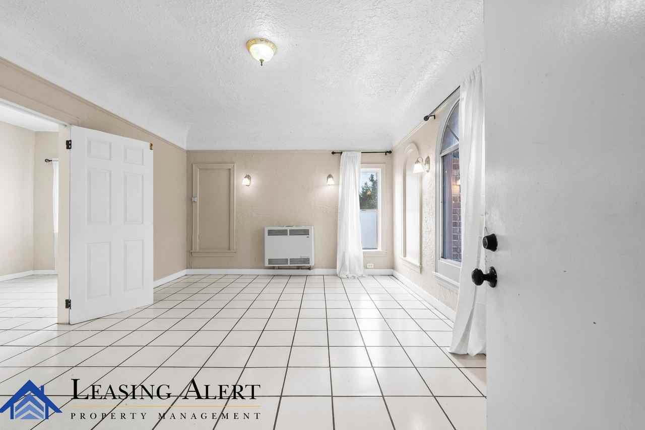 112 S Cummings St #1 - Photo 4 of 15