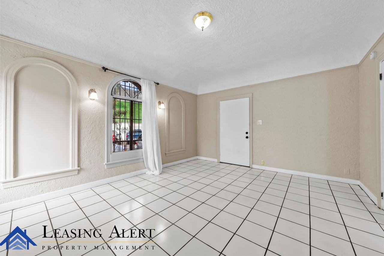 112 S Cummings St #1 - Photo 5 of 15