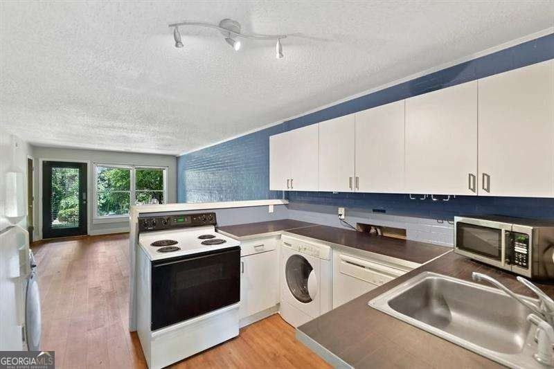 326 Mathews Ave Ne Unit B #B - Photo 4 of 28