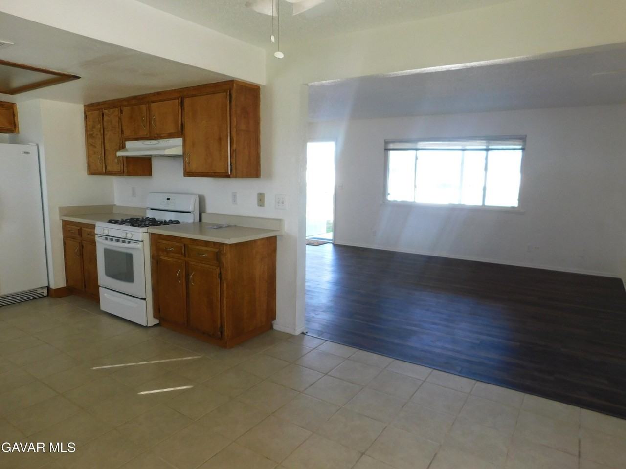 9236 Bay Ave - Photo 4 of 17