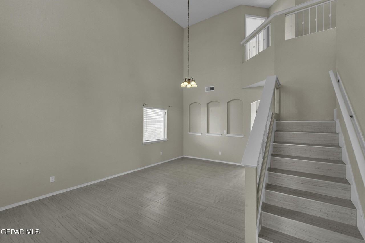 11017 Bullseye St - Photo 4 of 49