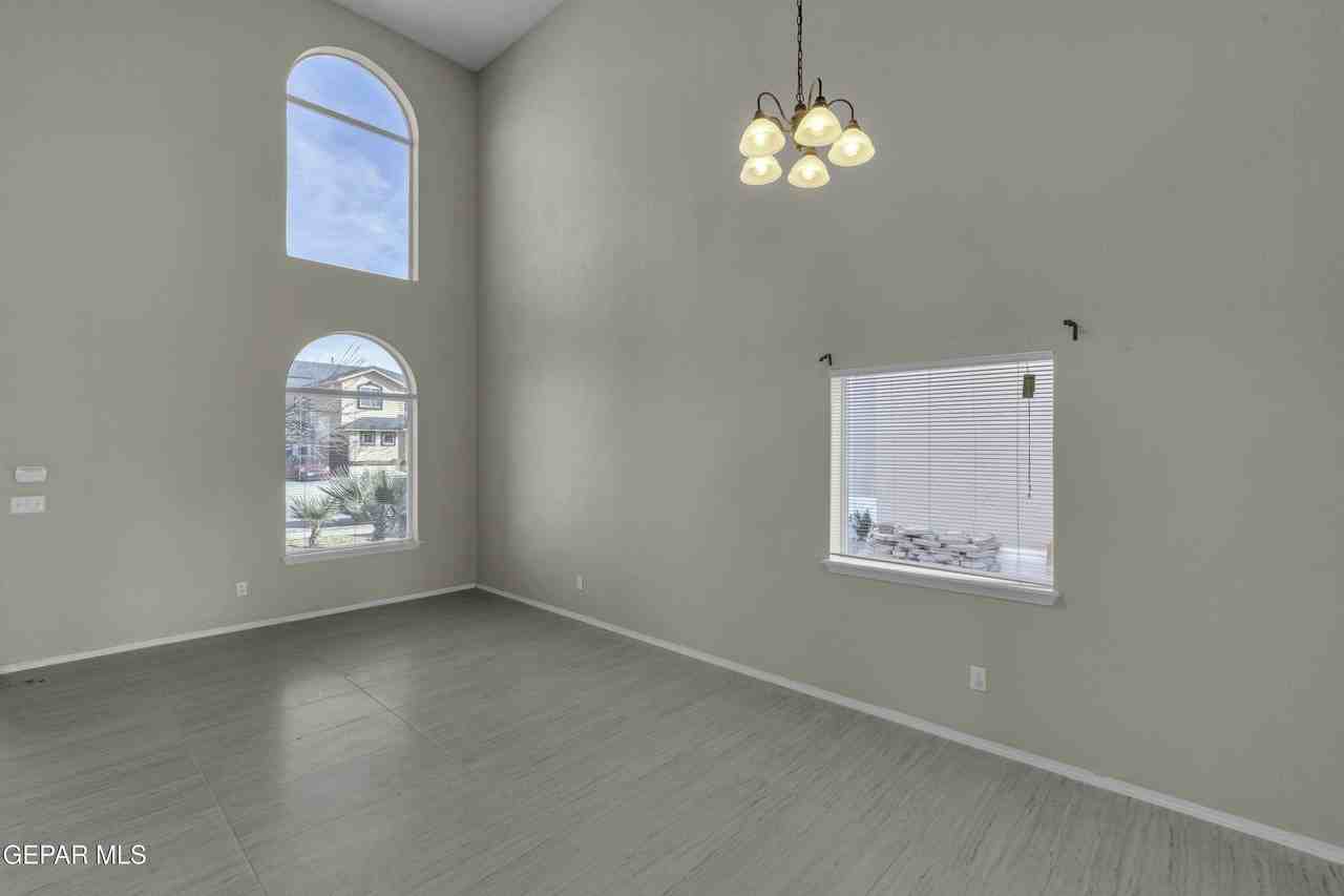 11017 Bullseye St - Photo 7 of 49