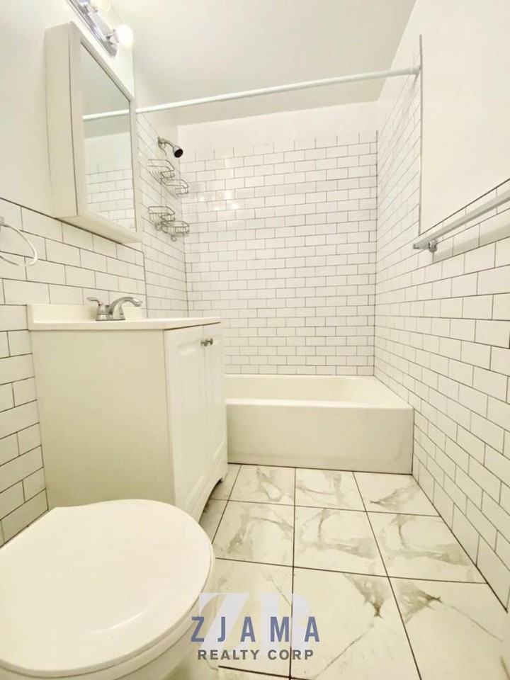 222 E 17th St - Photo 2 of 5