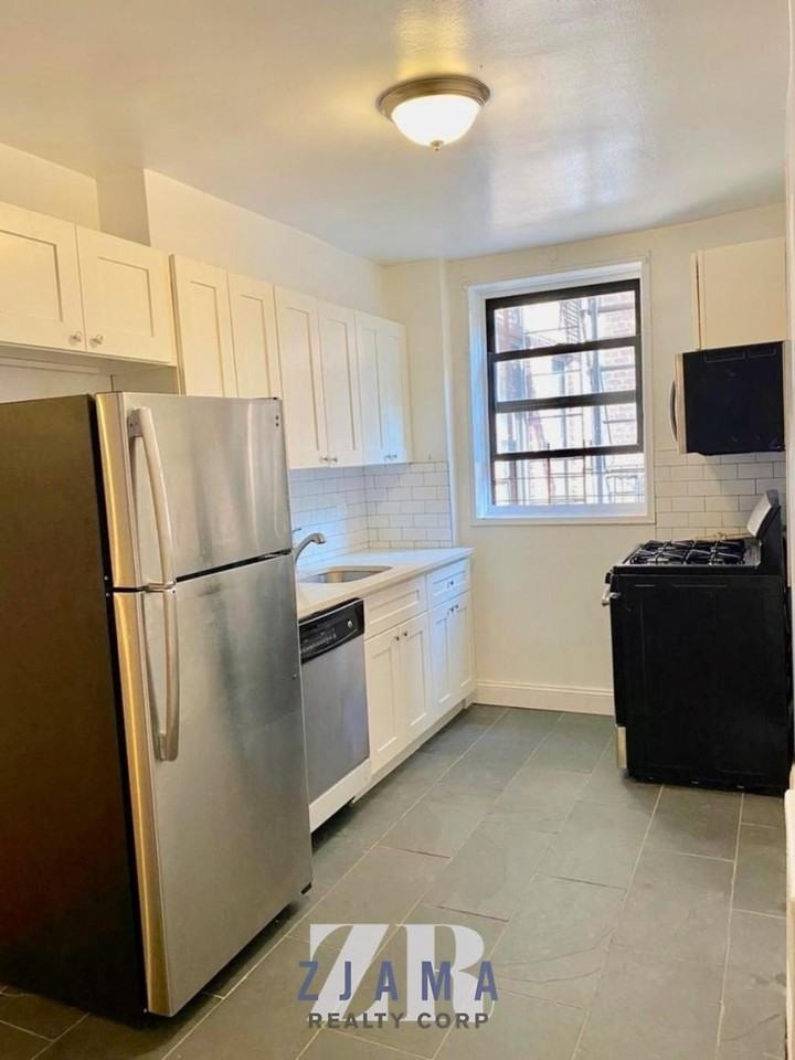 222 E 17th St - Photo 4 of 5