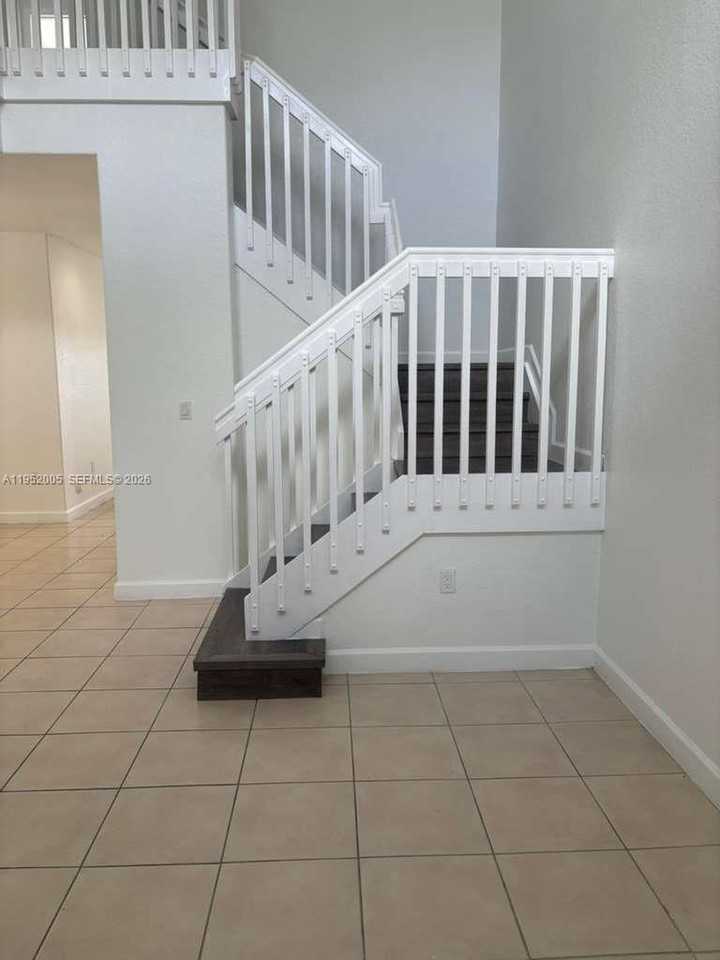 Se 15th Ct - Photo 2 of 8