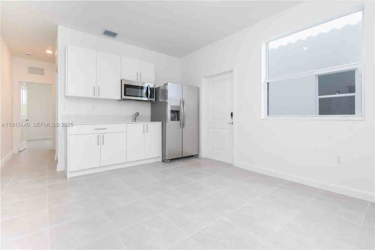 Nw 8th Ct - Photo 2 of 8