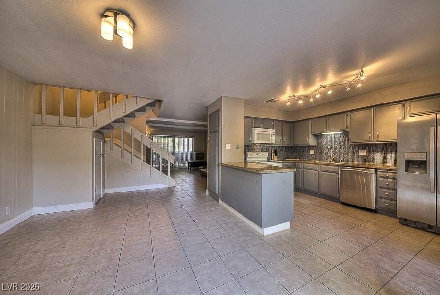 572 Willow Green Dr #NA - Photo 3 of 39