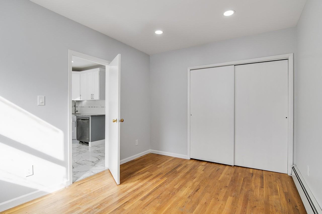 325 57th St #1 - Photo 3 of 7