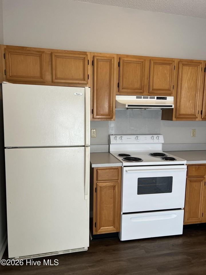 222 Cape Point Ln Unit B #B - Photo 4 of 23