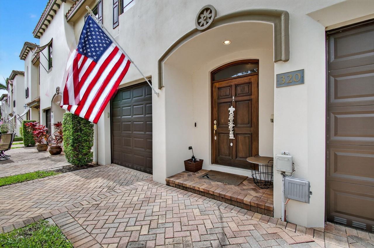 320 Via Villagio - Photo 4 of 40