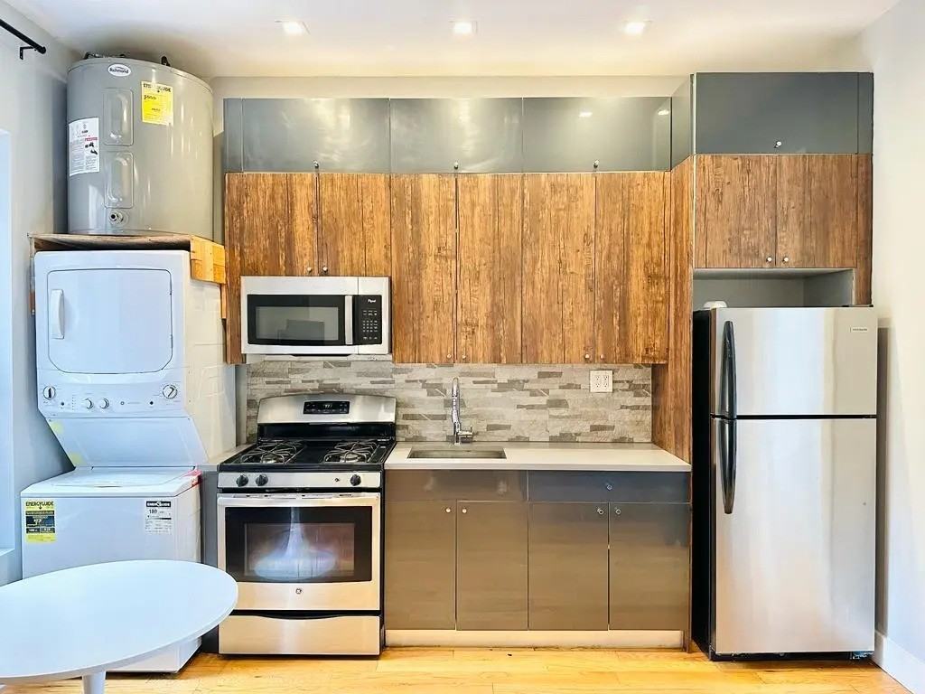 Private Bedroom in 4 Bedroom/3 Bathroom Home - Photo 3 of 4