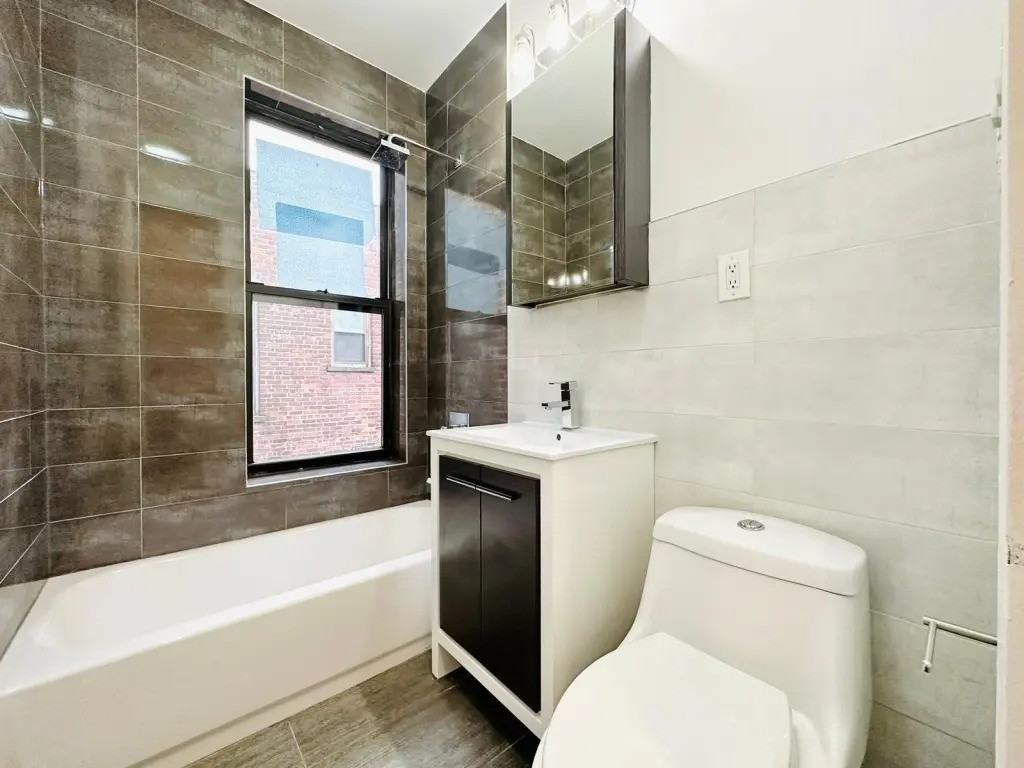 Private Bedroom in 4 Bedroom/3 Bathroom Home - Photo 4 of 4