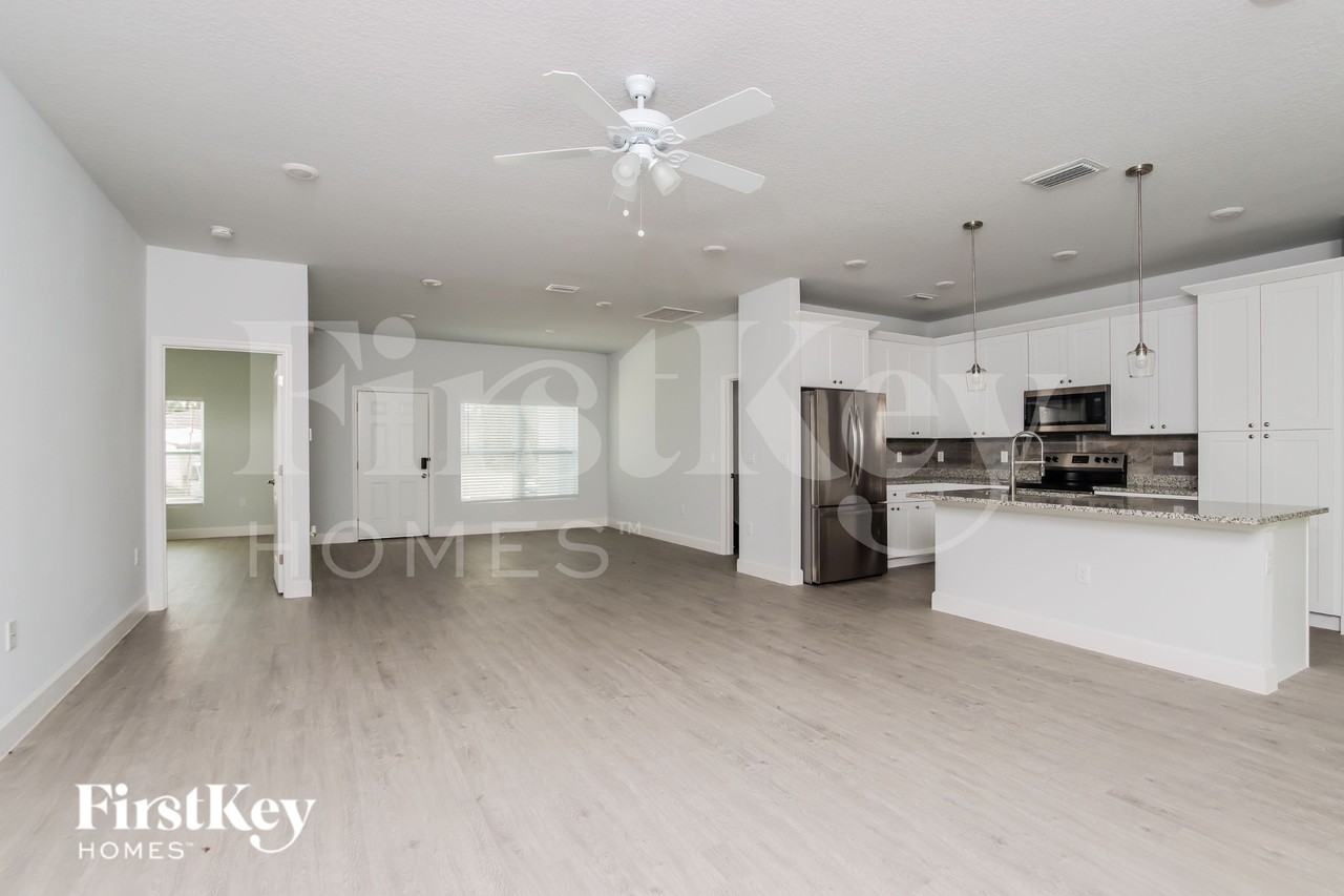 543 Waterside Rd Se - Photo 4 of 15