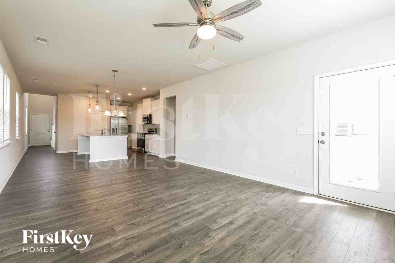 525 Hillpark Ln - Photo 3 of 15