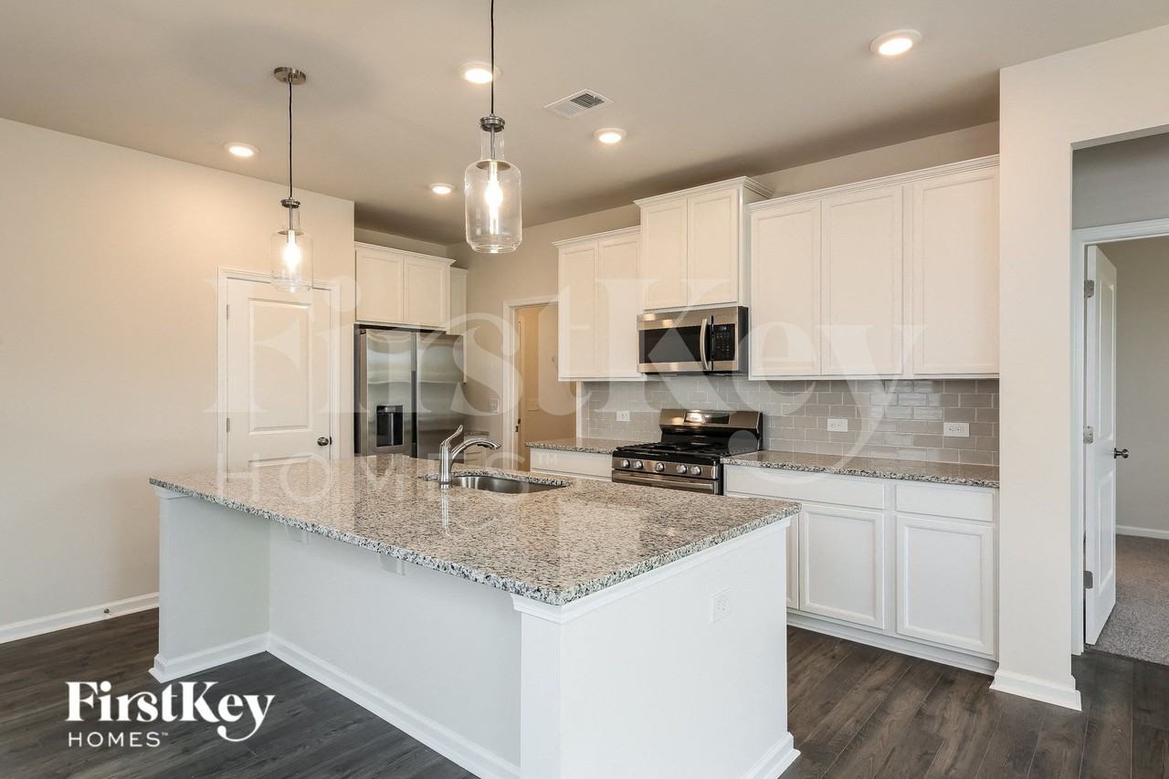 525 Hillpark Ln - Photo 5 of 15