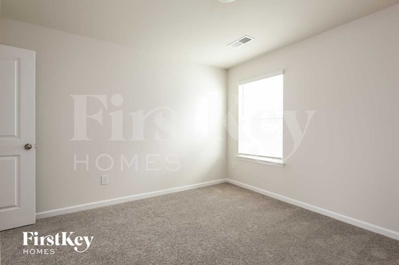 525 Hillpark Ln - Photo 7 of 15