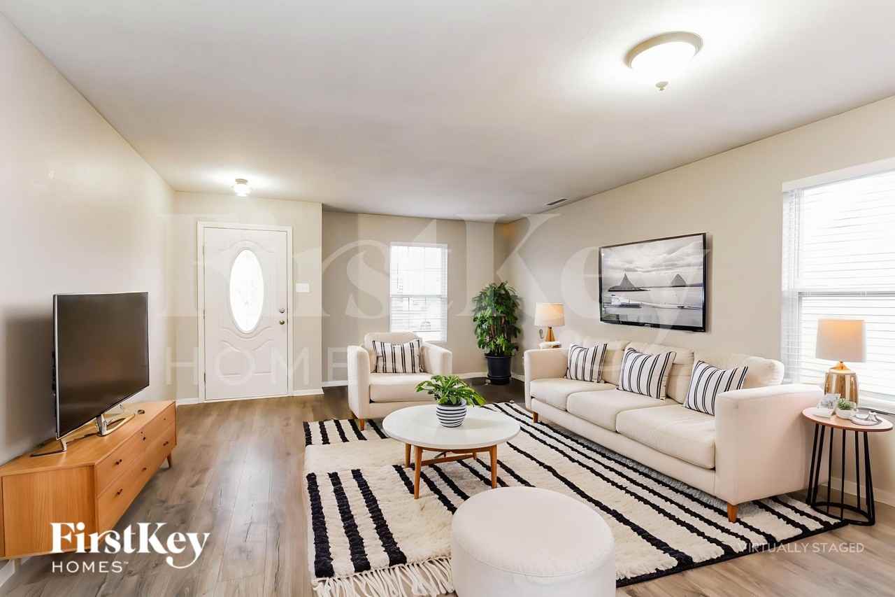 1643 Carriage Cir - Photo 3 of 18