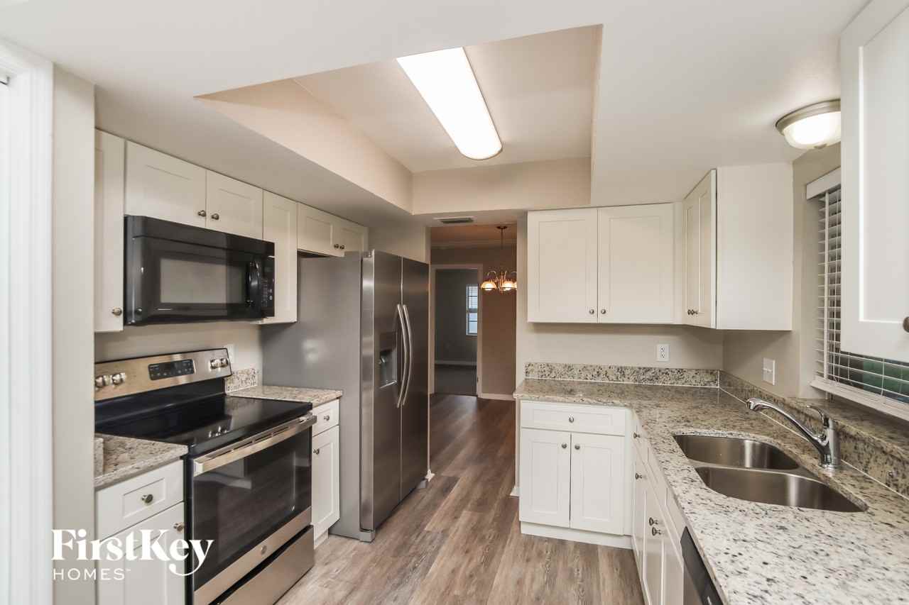 2027 Beekman St Ne - Photo 7 of 15