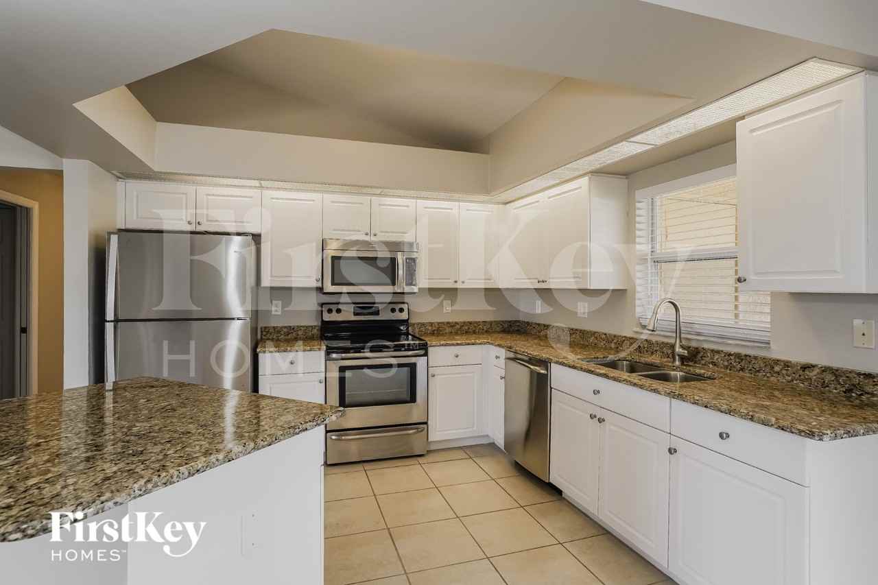 1842 Nw 5th Pl - Photo 5 of 15