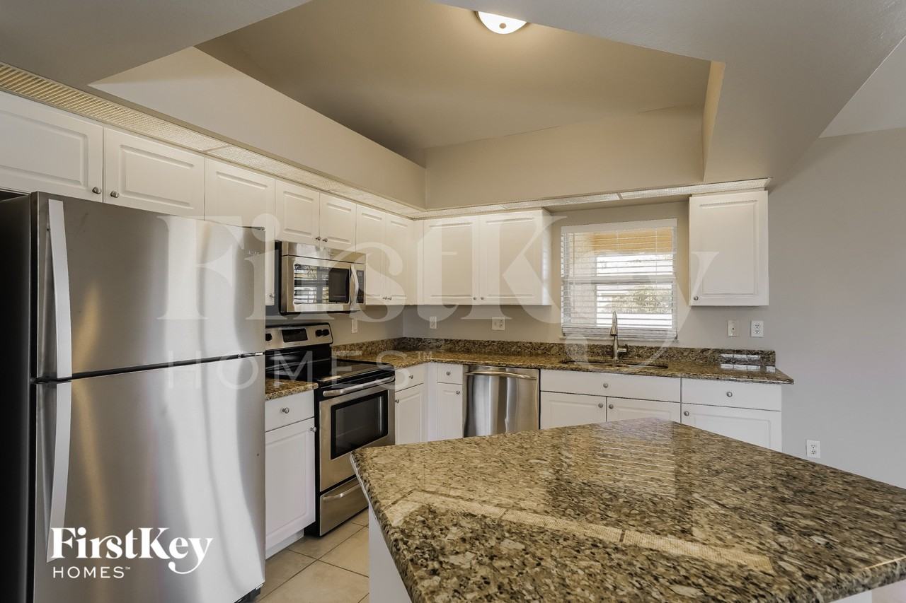 1842 Nw 5th Pl - Photo 6 of 15