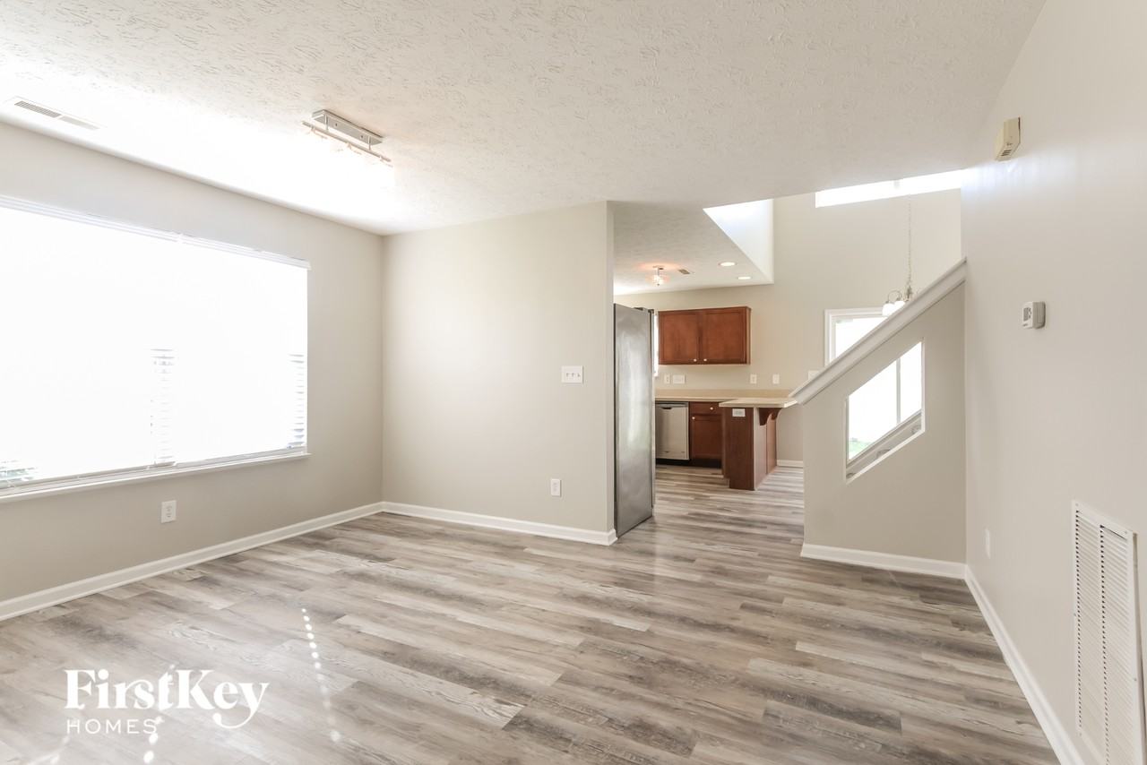 7250 Pipestone Dr - Photo 3 of 15