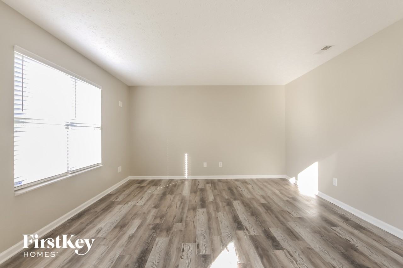 7250 Pipestone Dr - Photo 4 of 15