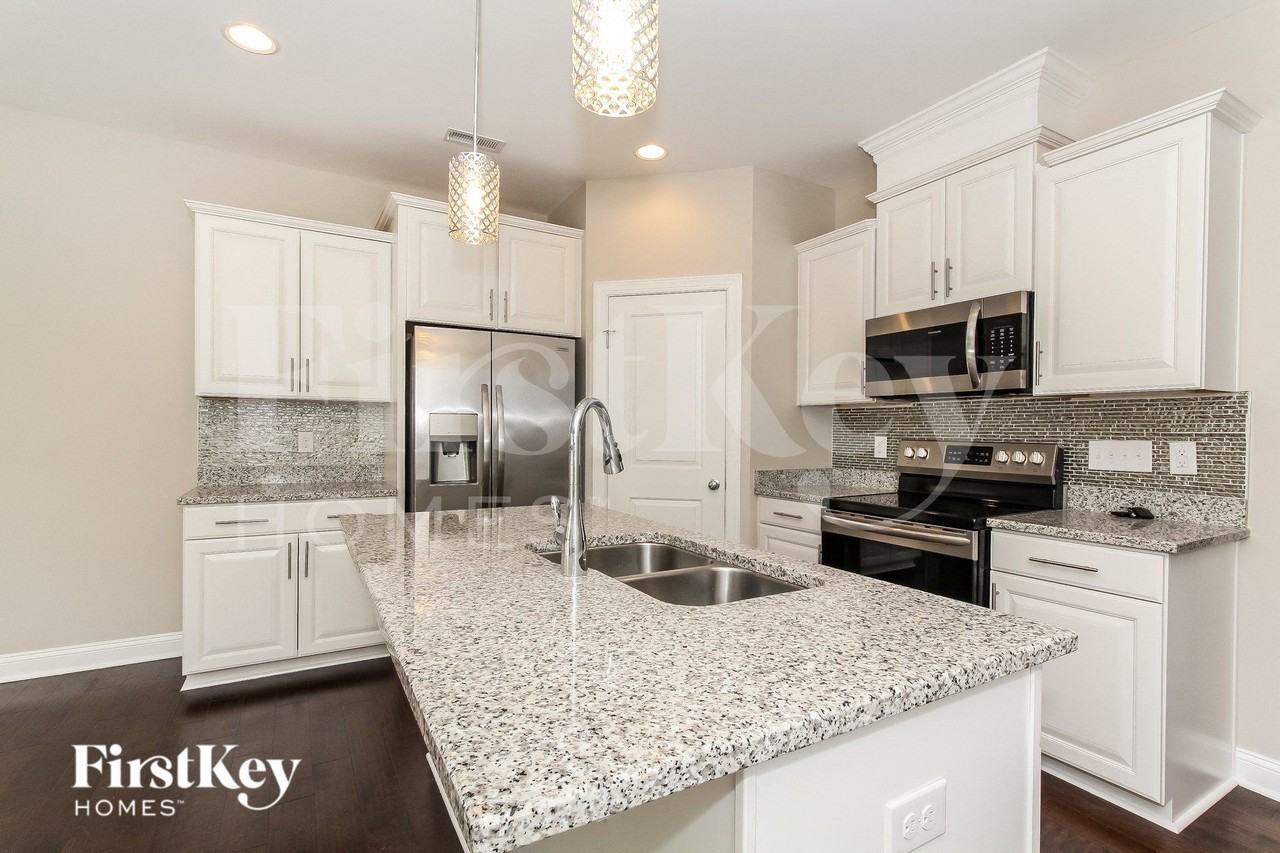 8745 Aspinwall Dr - Photo 4 of 14