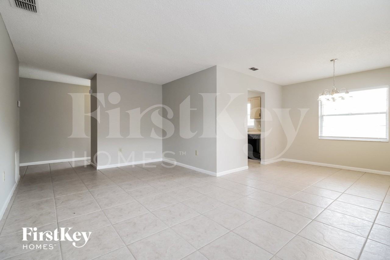 2714 Myakka Dr - Photo 2 of 15