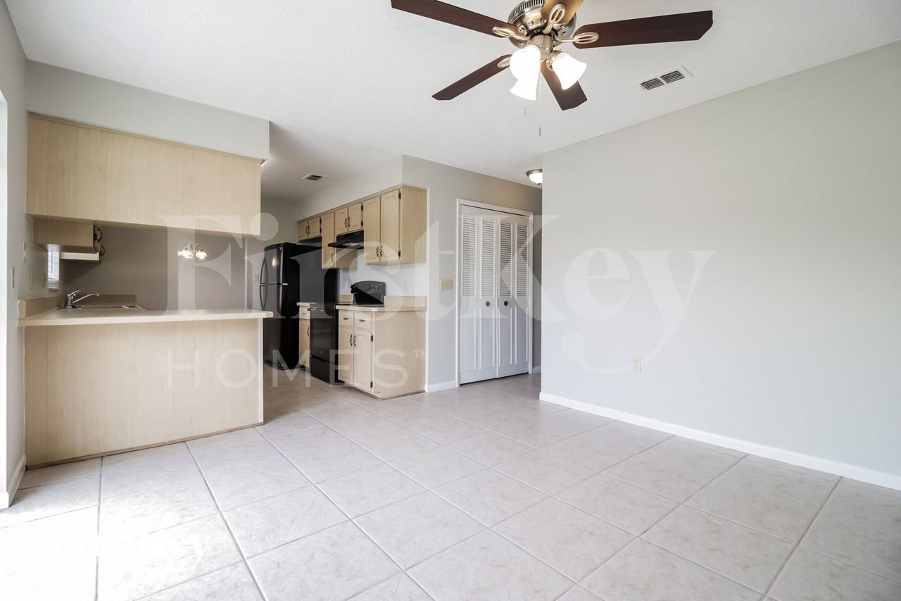 2714 Myakka Dr - Photo 4 of 15