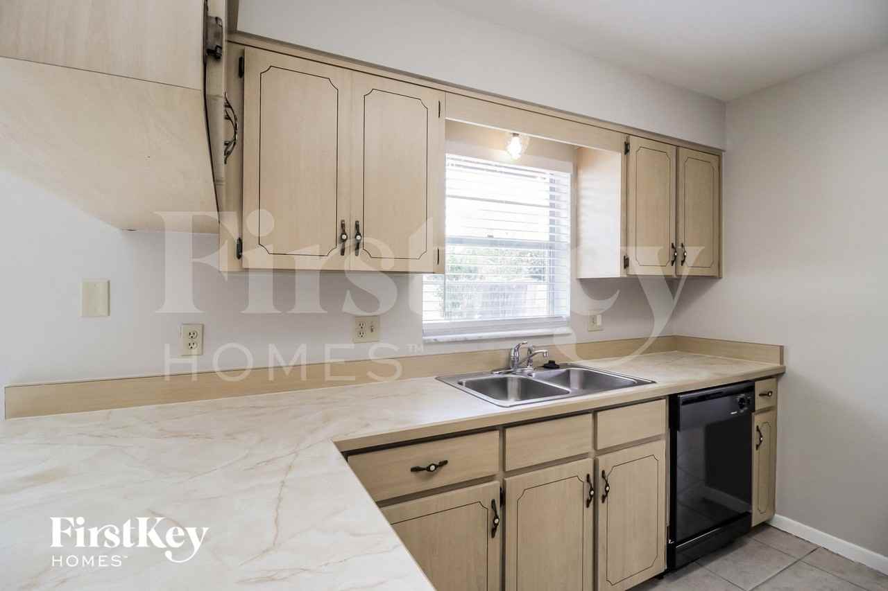 2714 Myakka Dr - Photo 6 of 15