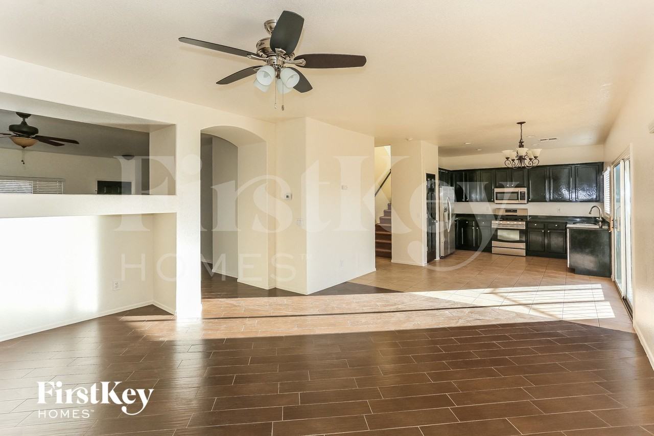 718 S 124th Ave - Photo 3 of 15