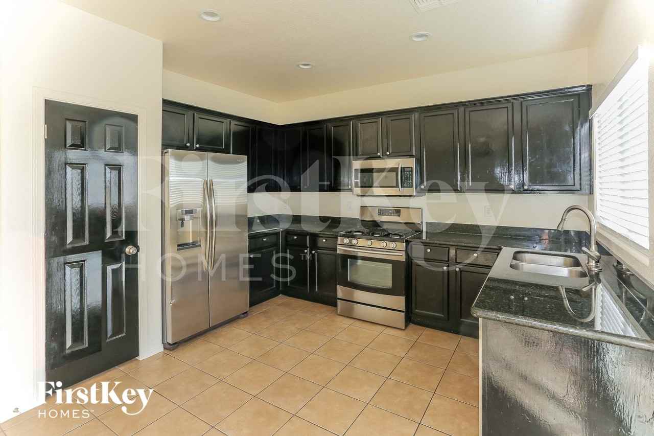 718 S 124th Ave - Photo 4 of 15