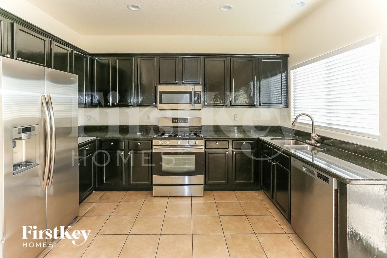 718 S 124th Ave - Photo 5 of 15