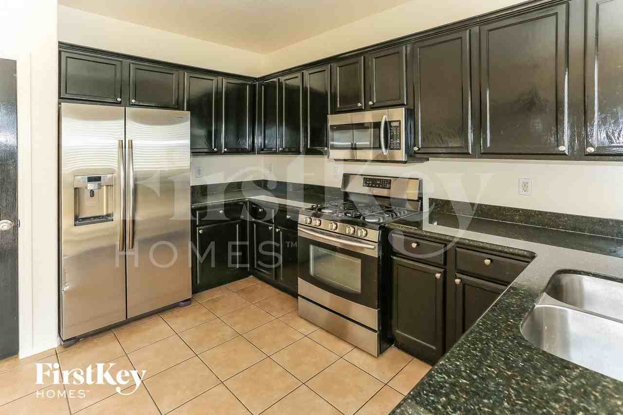 718 S 124th Ave - Photo 6 of 15