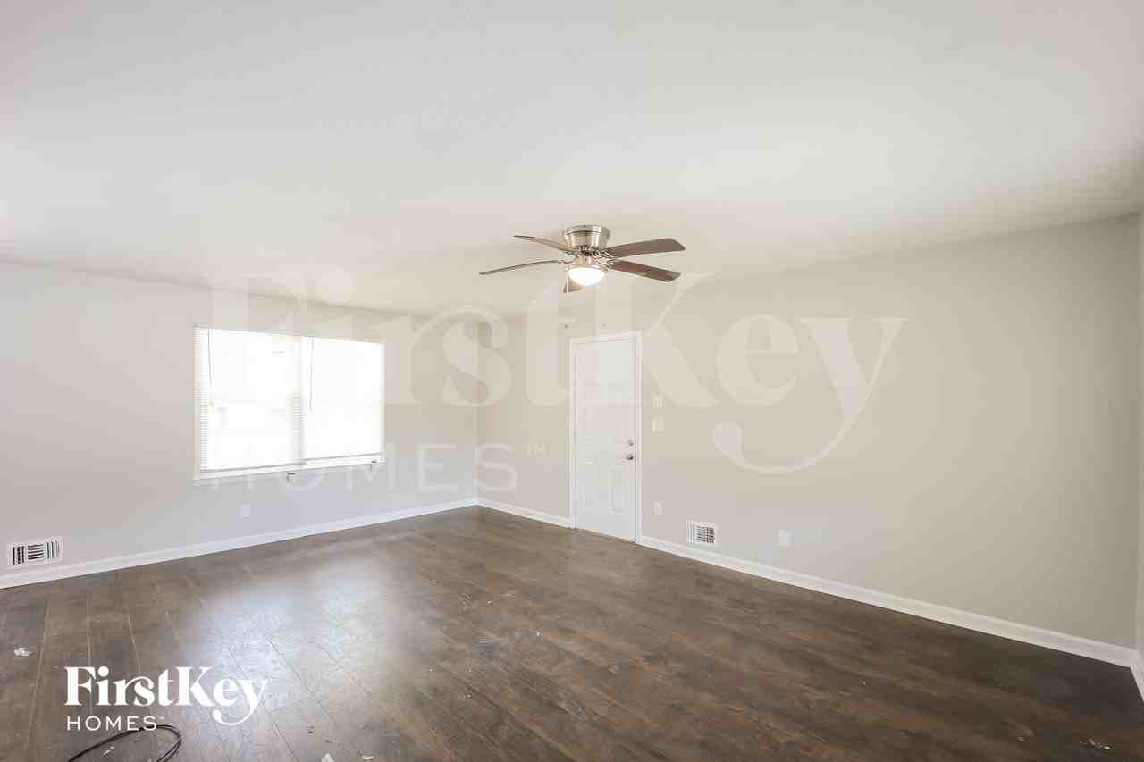 642 Roxbury Dr - Photo 2 of 10