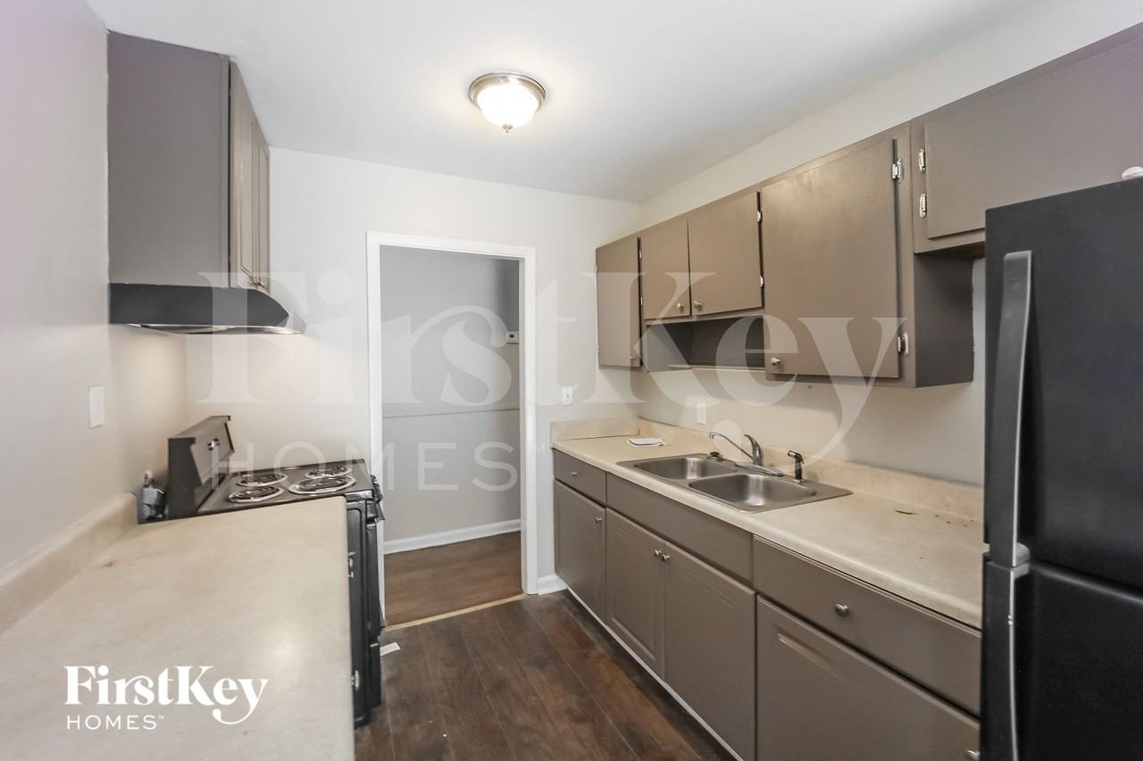 642 Roxbury Dr - Photo 3 of 10