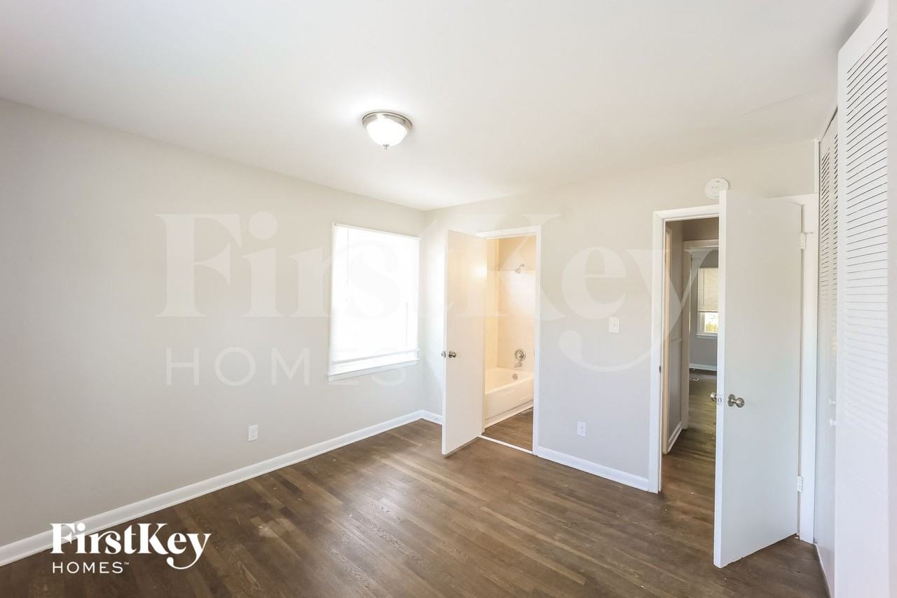 642 Roxbury Dr - Photo 4 of 10