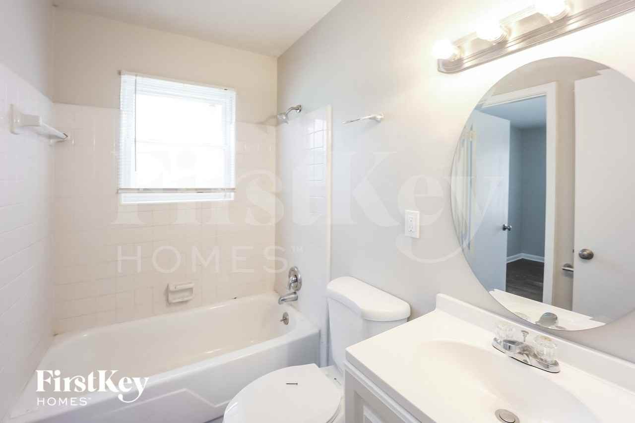 642 Roxbury Dr - Photo 5 of 10