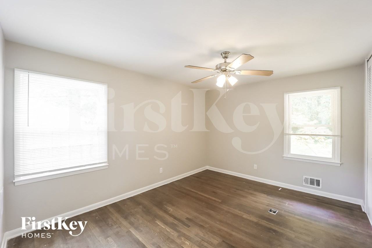 642 Roxbury Dr - Photo 6 of 10