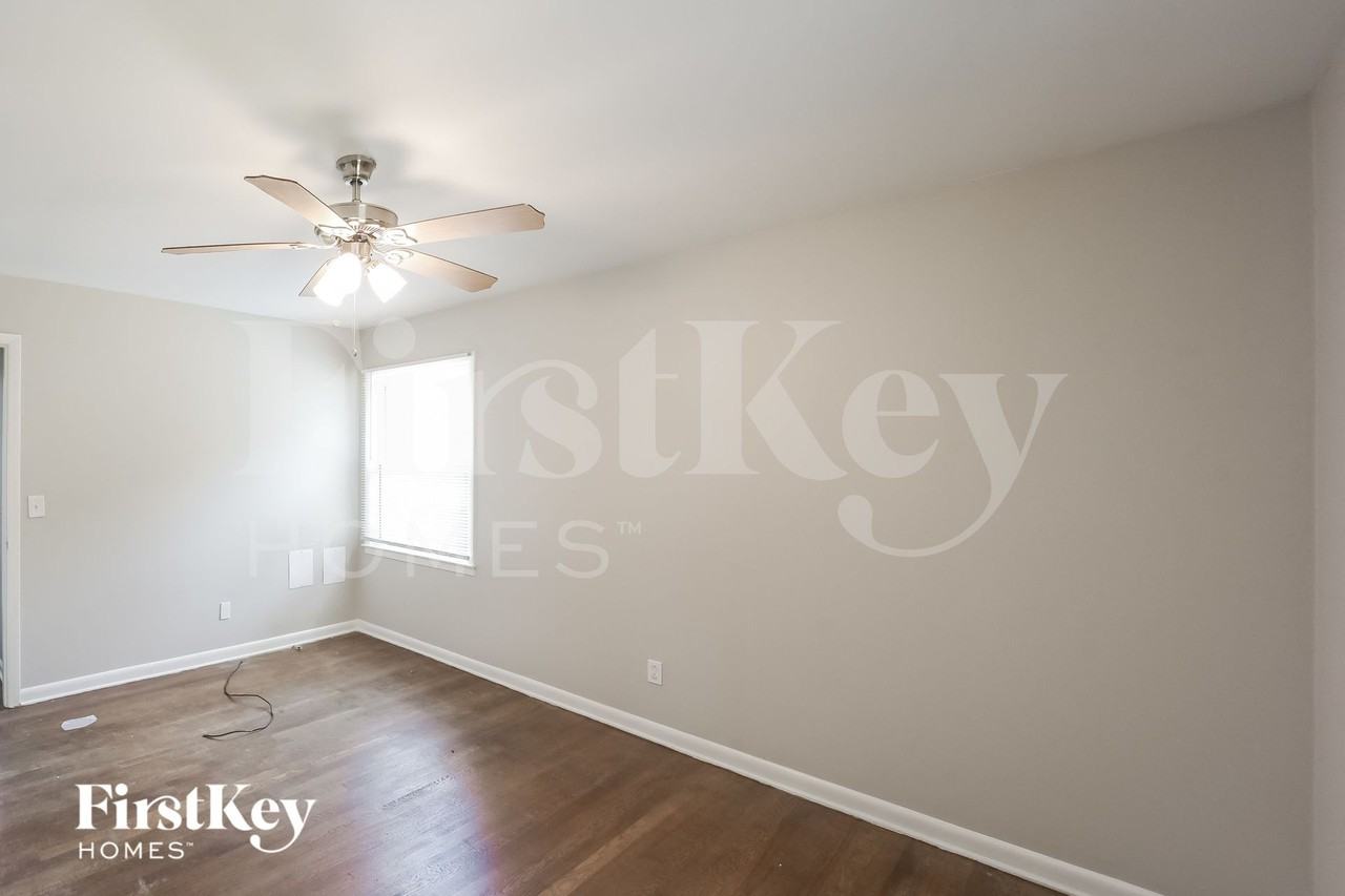 642 Roxbury Dr - Photo 7 of 10