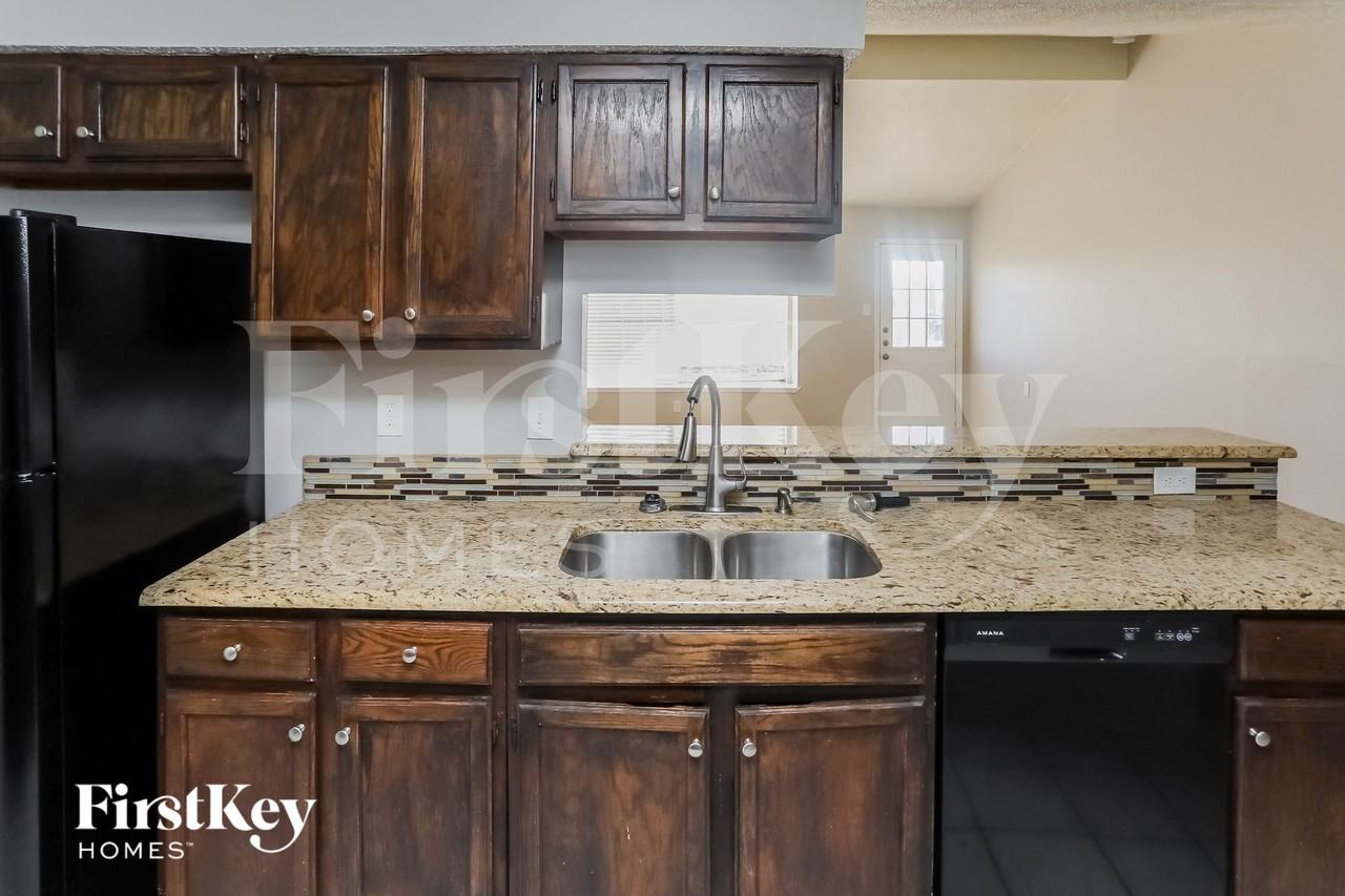 612 Coolwood Ln - Photo 5 of 15