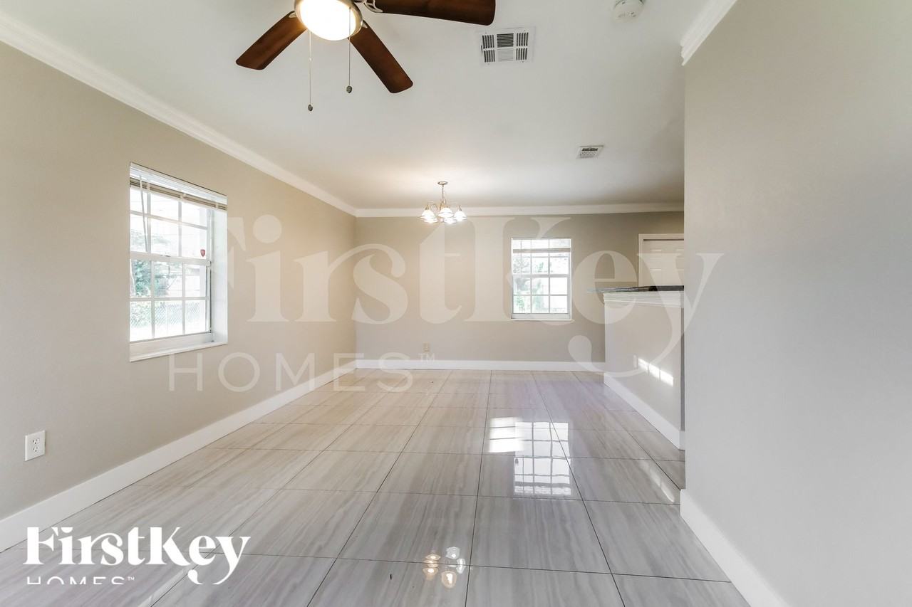 601 Nwst - Photo 2 of 16