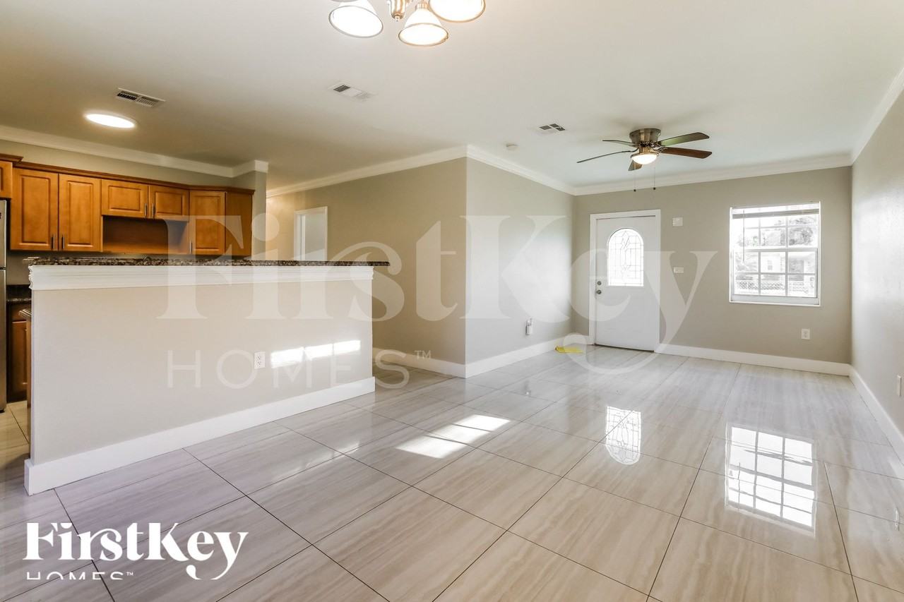 601 Nwst - Photo 4 of 16