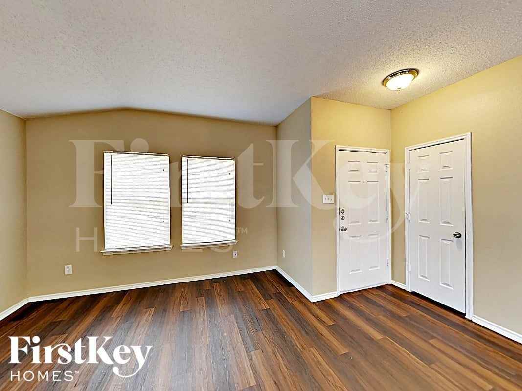 5921 Mckaskle Dr - Photo 3 of 16