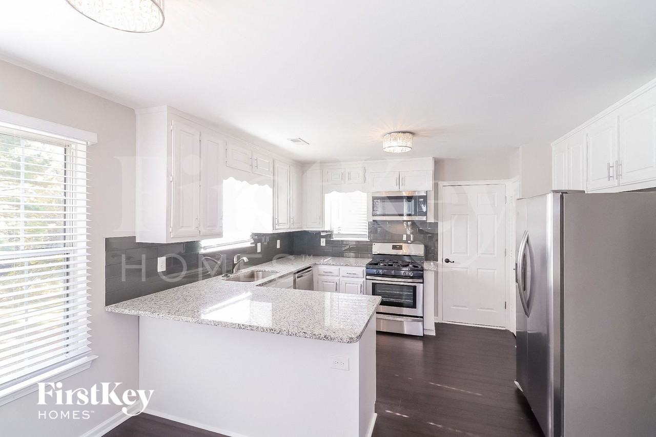 5829 Millers Pond Ln - Photo 5 of 15