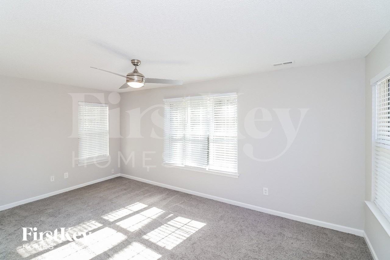 5829 Millers Pond Ln - Photo 7 of 15